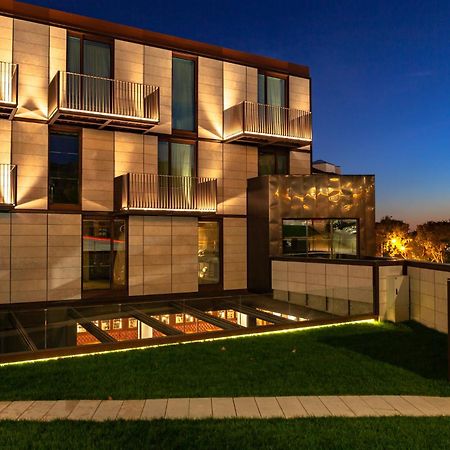Wine & Books Lisboa Hotel المظهر الخارجي الصورة The hotel at night