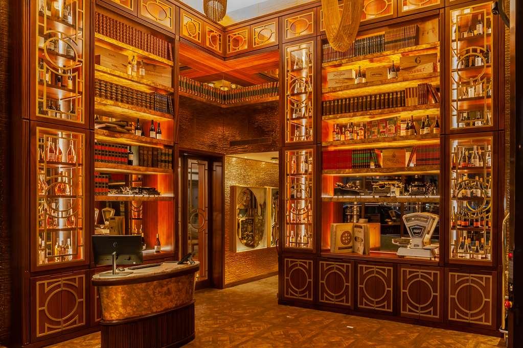 Wine & Books Lisboa Hotel المظهر الخارجي الصورة The interior of the Harry Potter store at Platform 9¾ at King's Cross