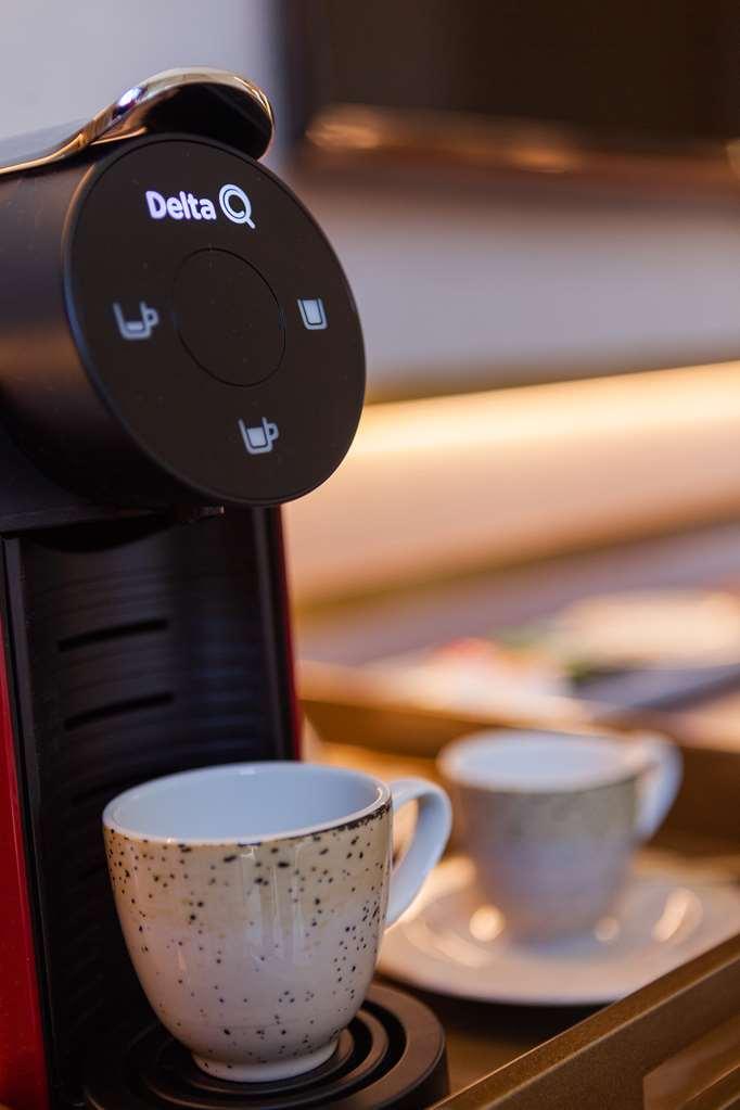 Wine & Books Lisboa Hotel الغرفة الصورة A single serve coffee machine