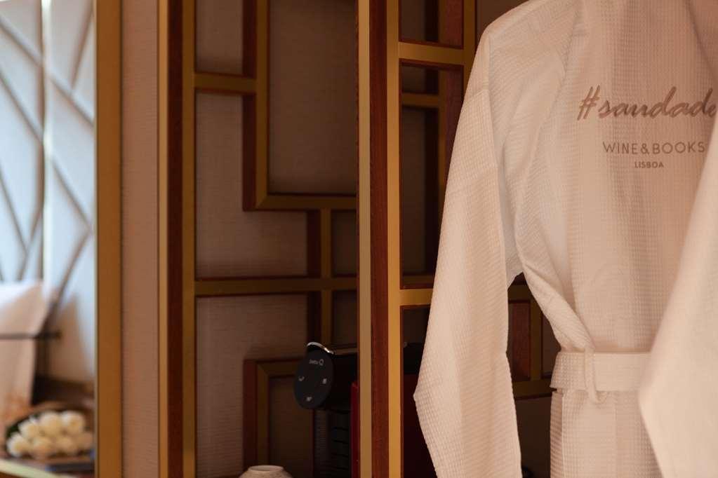 Wine & Books Lisboa Hotel الغرفة الصورة A bathrobe