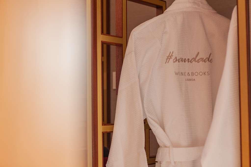 Wine & Books Lisboa Hotel الغرفة الصورة A bathrobe