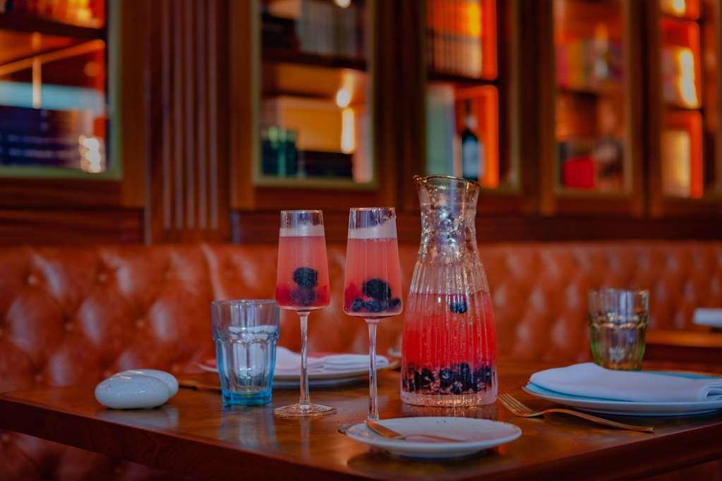 Wine & Books Lisboa Hotel المطعم الصورة A table at the restaurant