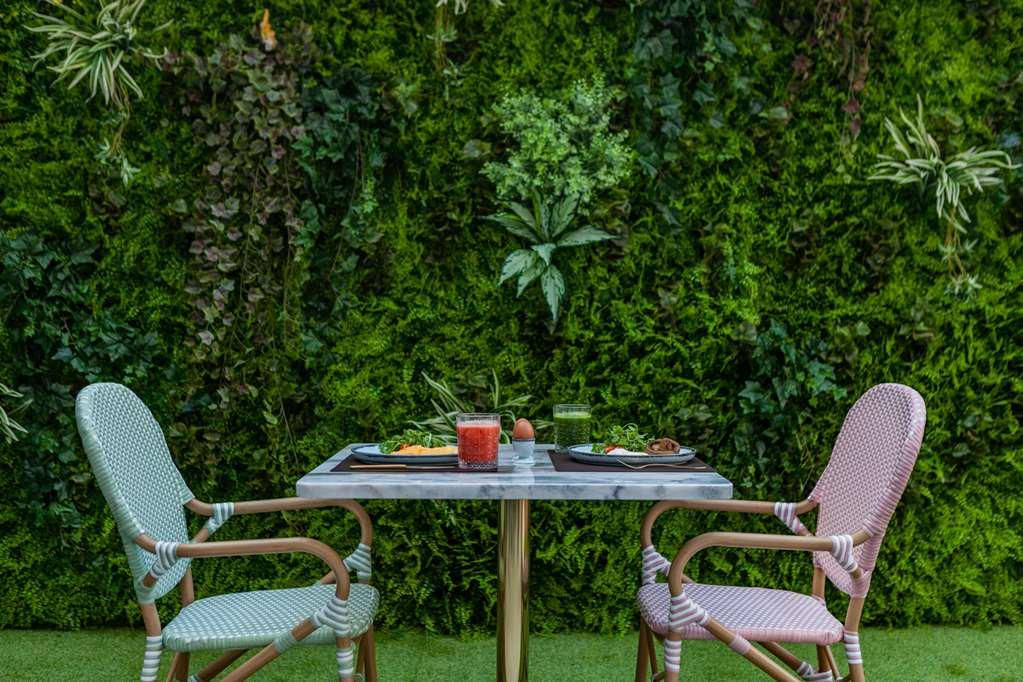 Wine & Books Lisboa Hotel المطعم الصورة Vertical garden