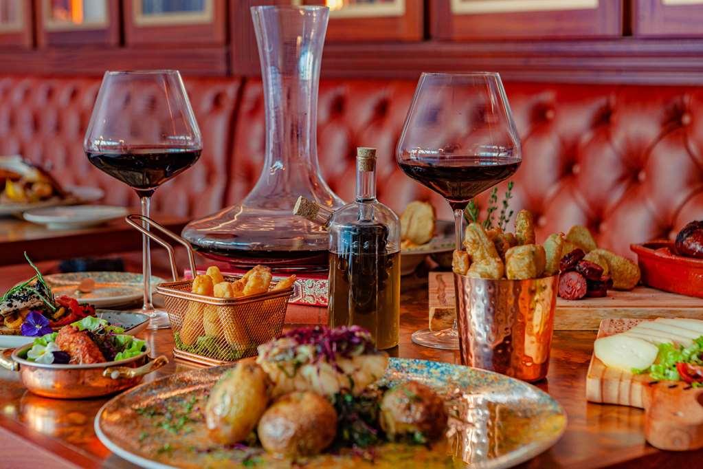 Wine & Books Lisboa Hotel المطعم الصورة A wine decanter