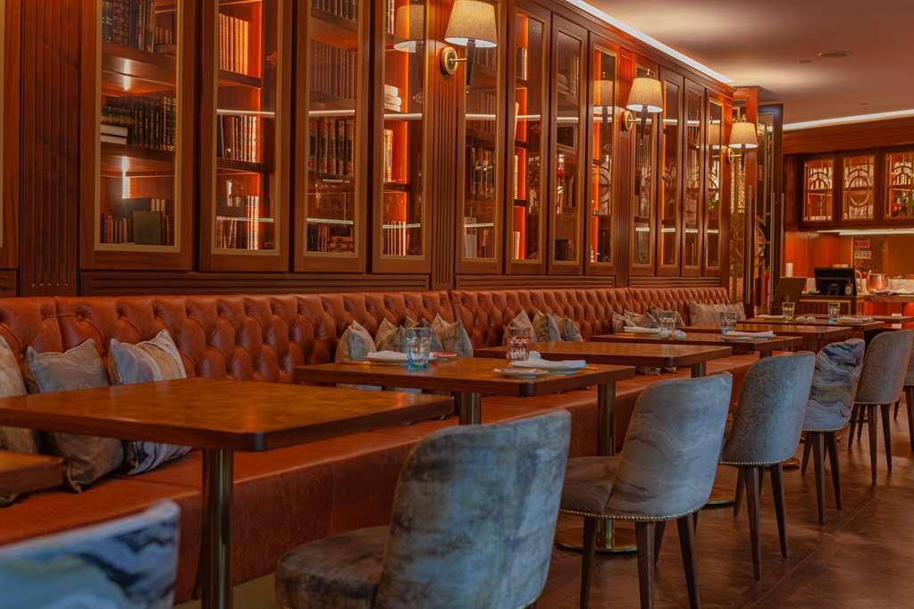 Wine & Books Lisboa Hotel المطعم الصورة Interior of the restaurant