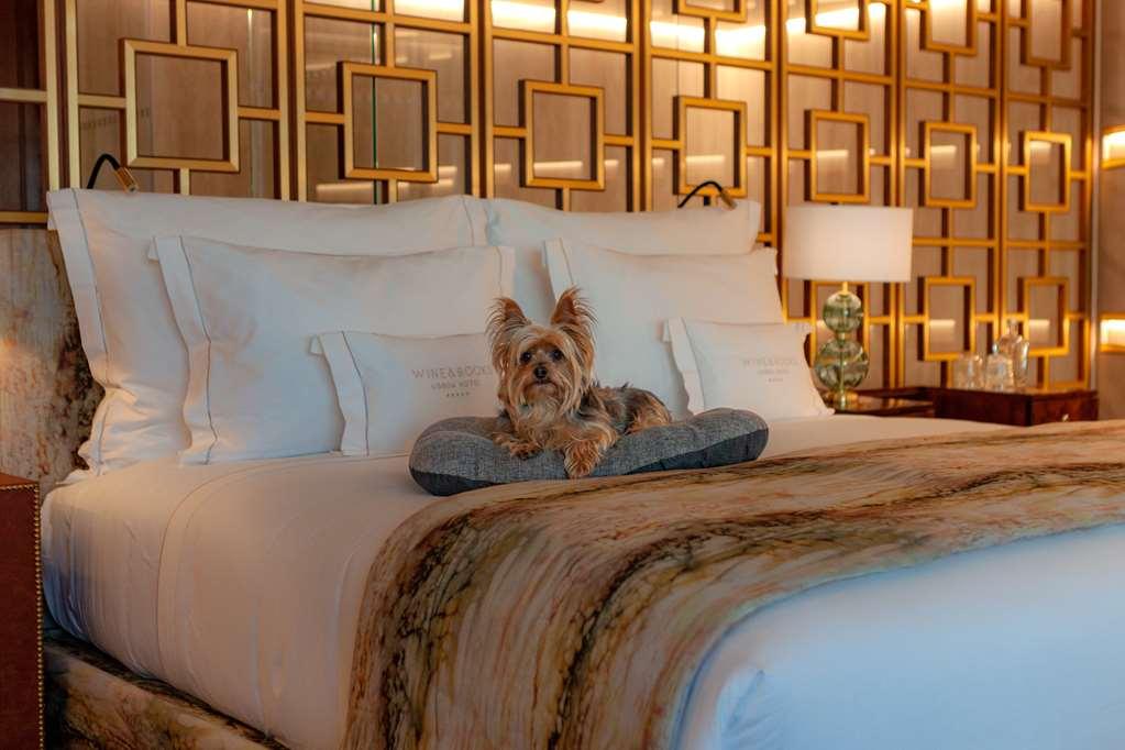 Wine & Books Lisboa Hotel المرافق الصورة A dog on a bed