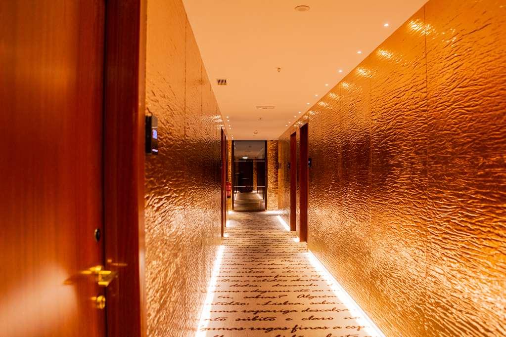 Wine & Books Lisboa Hotel المرافق الصورة A corridor at the hotel