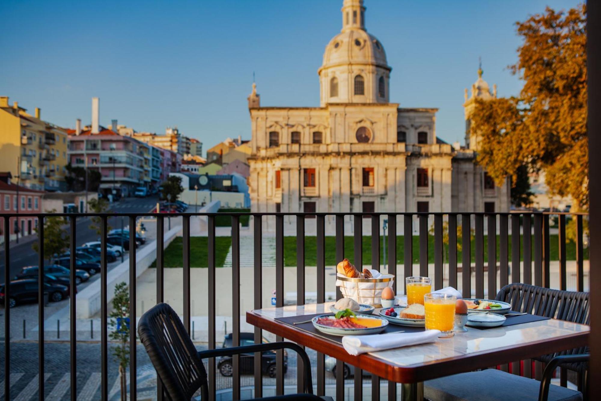 Wine & Books Lisboa Hotel المظهر الخارجي الصورة Breakfast at the hotel