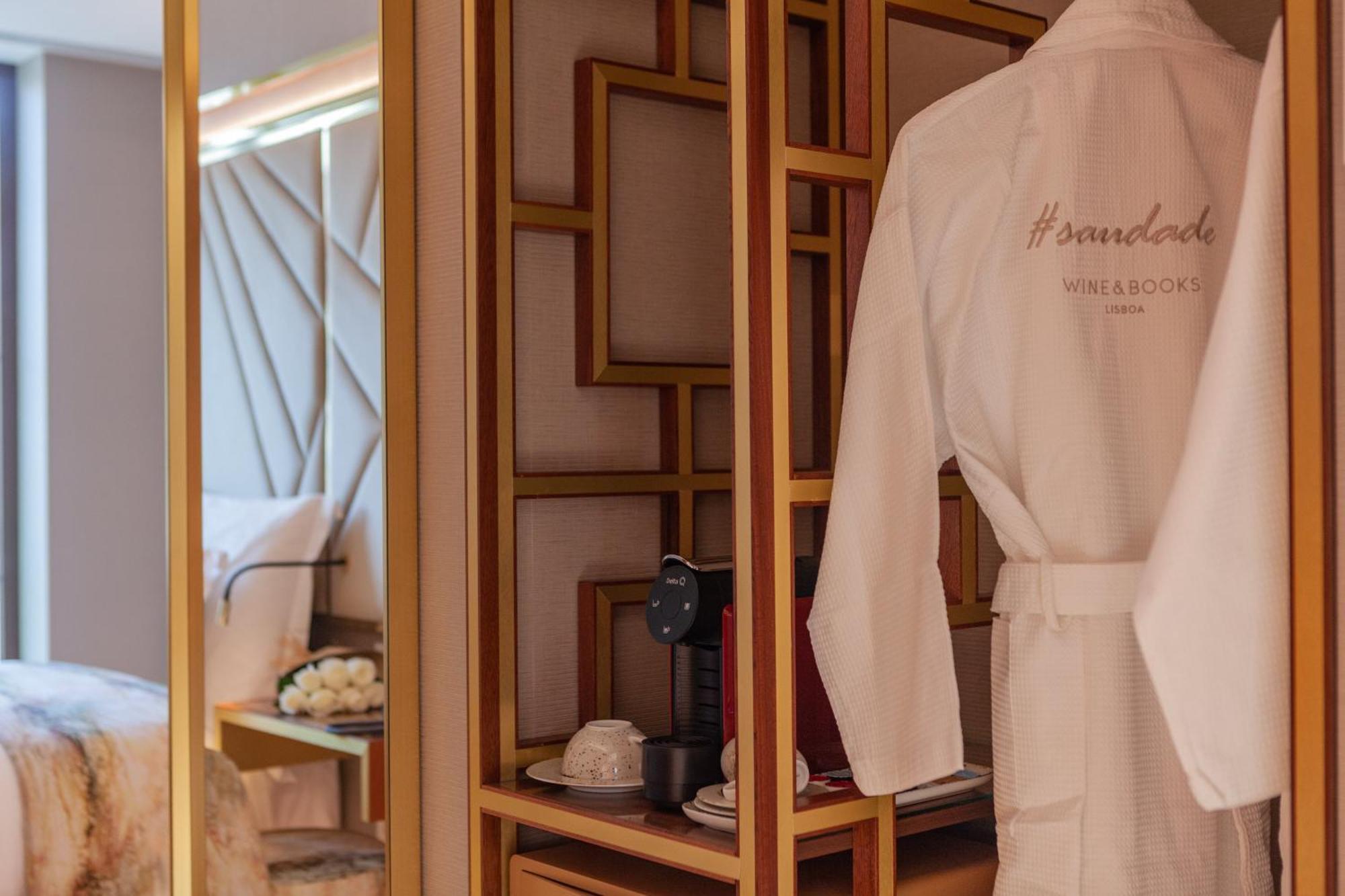 Wine & Books Lisboa Hotel المظهر الخارجي الصورة A bathrobe