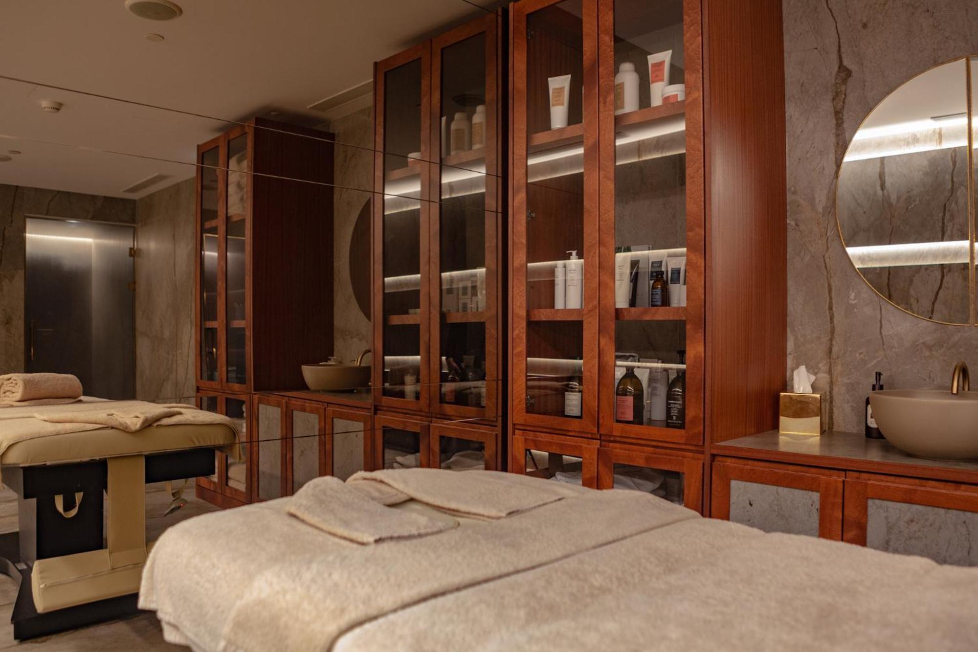 Wine & Books Lisboa Hotel المظهر الخارجي الصورة Spa at the Four Seasons Hotel, Hong Kong