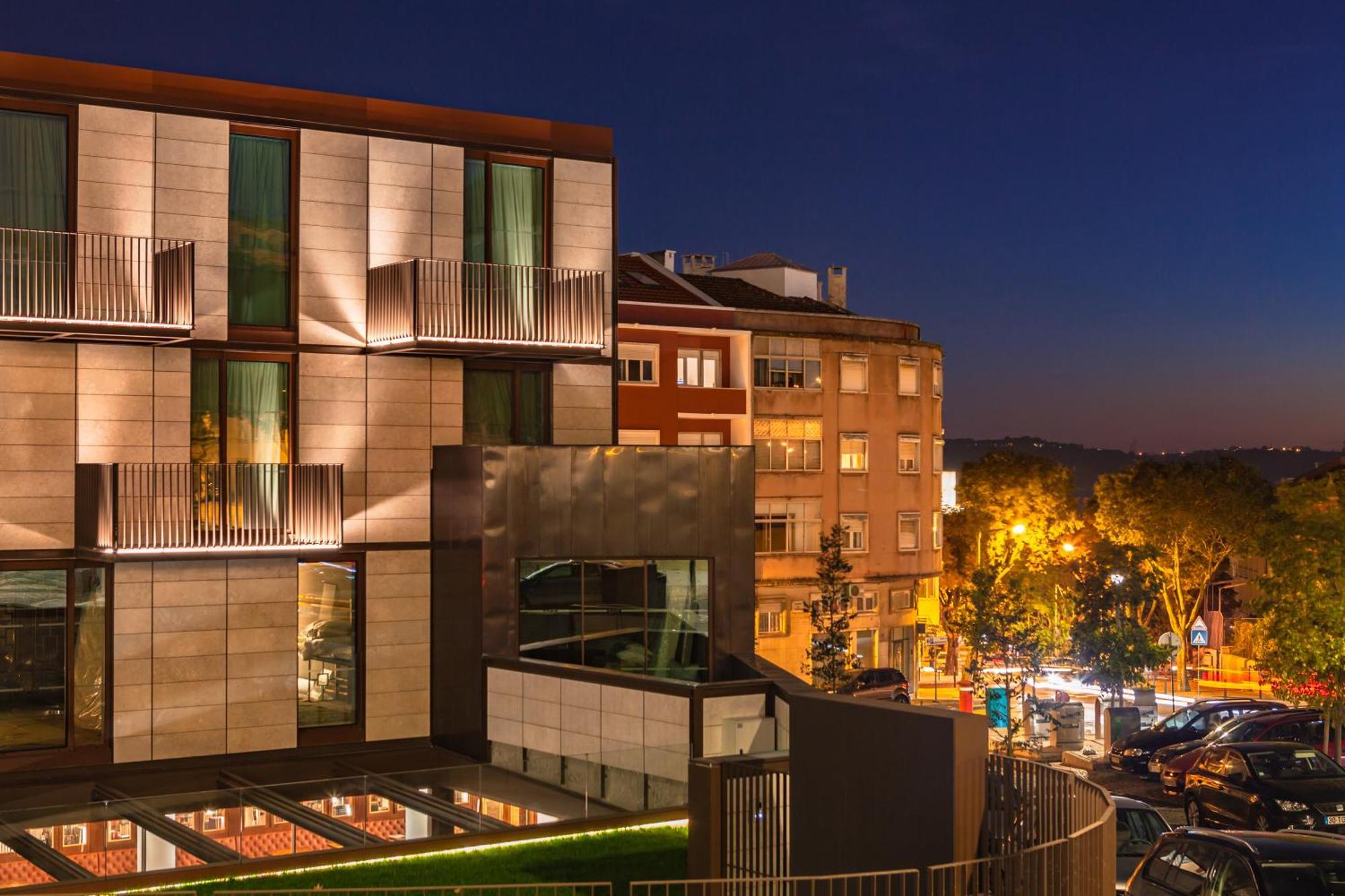 Wine & Books Lisboa Hotel المظهر الخارجي الصورة The hotel at night
