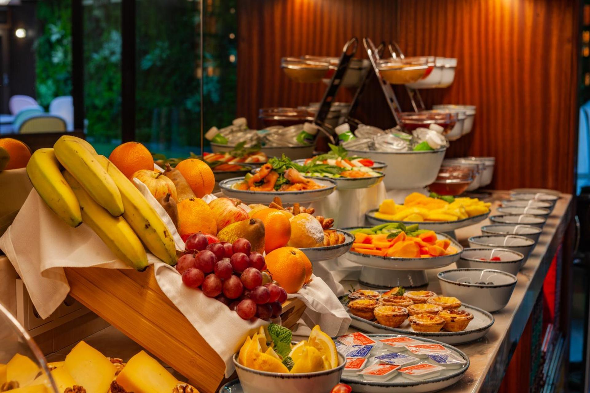 Wine & Books Lisboa Hotel المظهر الخارجي الصورة A buffet at a hotel