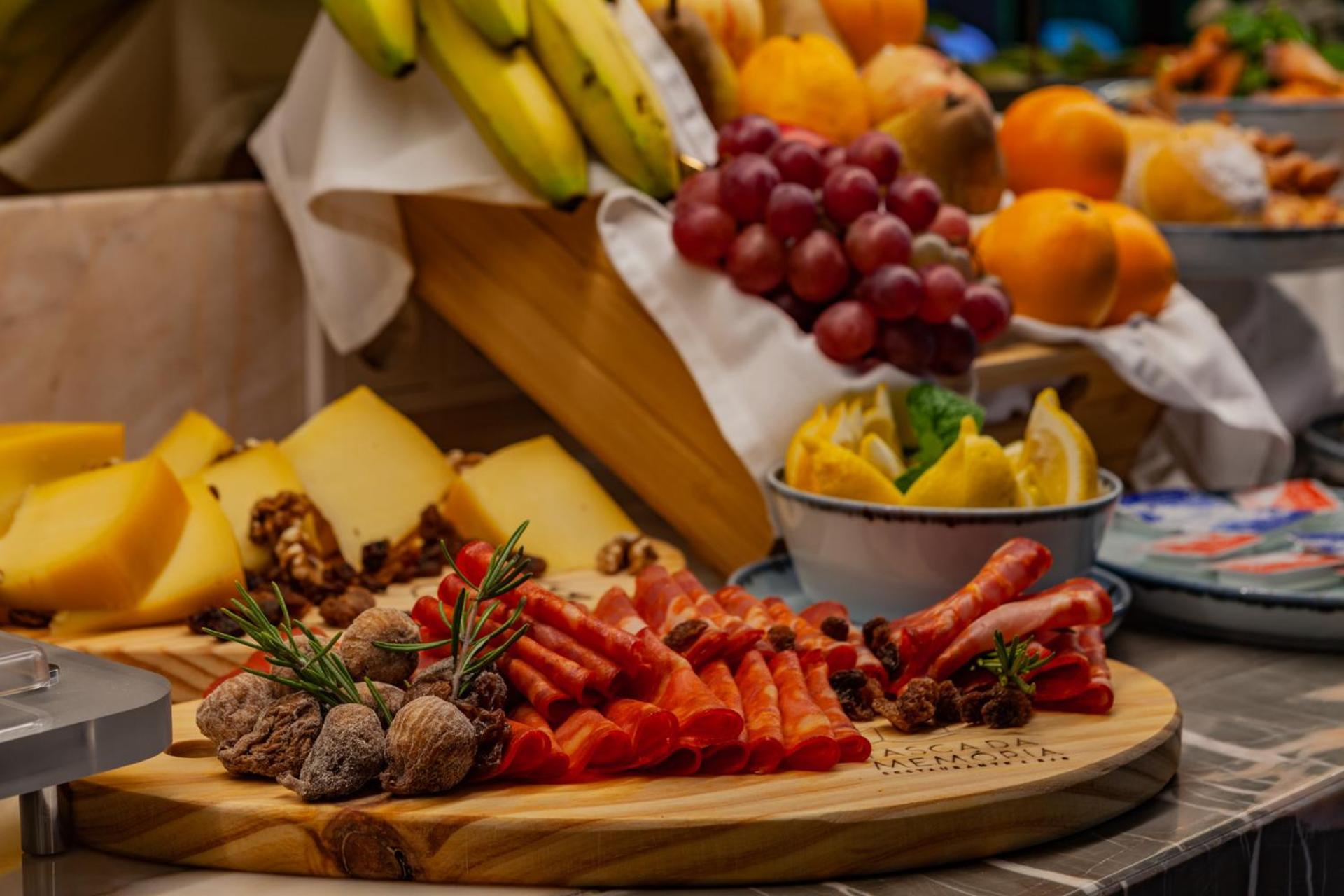 Wine & Books Lisboa Hotel المظهر الخارجي الصورة A selection of fruit and cheese