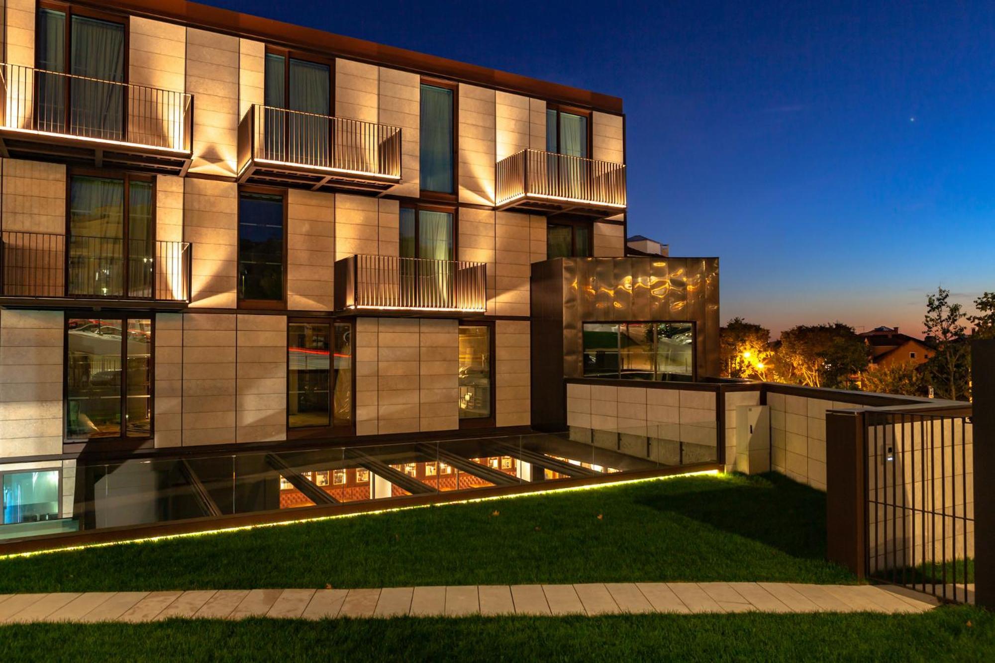 Wine & Books Lisboa Hotel المظهر الخارجي الصورة The hotel at night