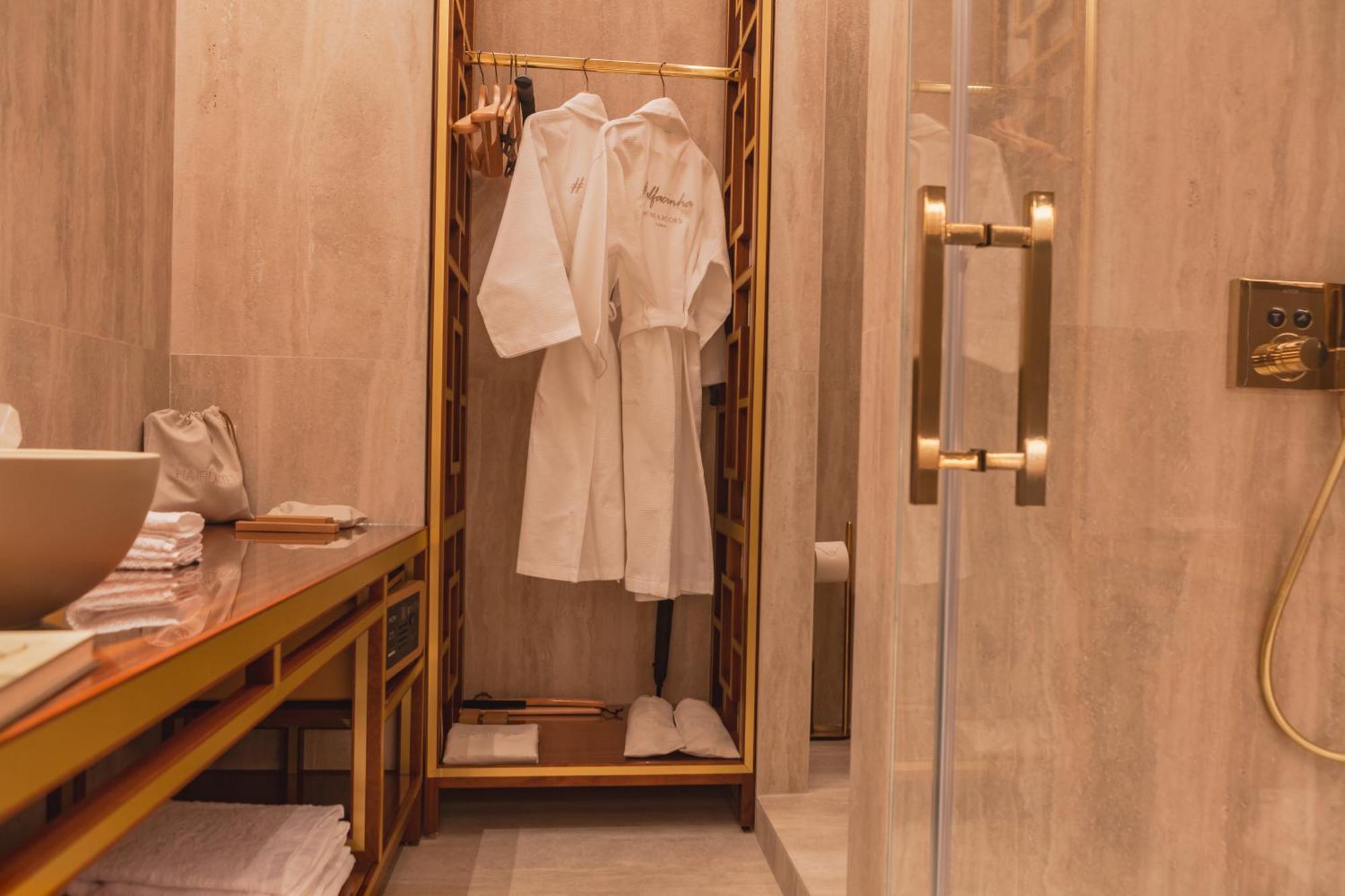 Wine & Books Lisboa Hotel الغرفة الصورة A bathrobe in a hotel bathroom